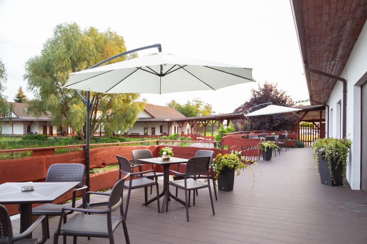 Hotel Nenufar Kościan Екстериор снимка