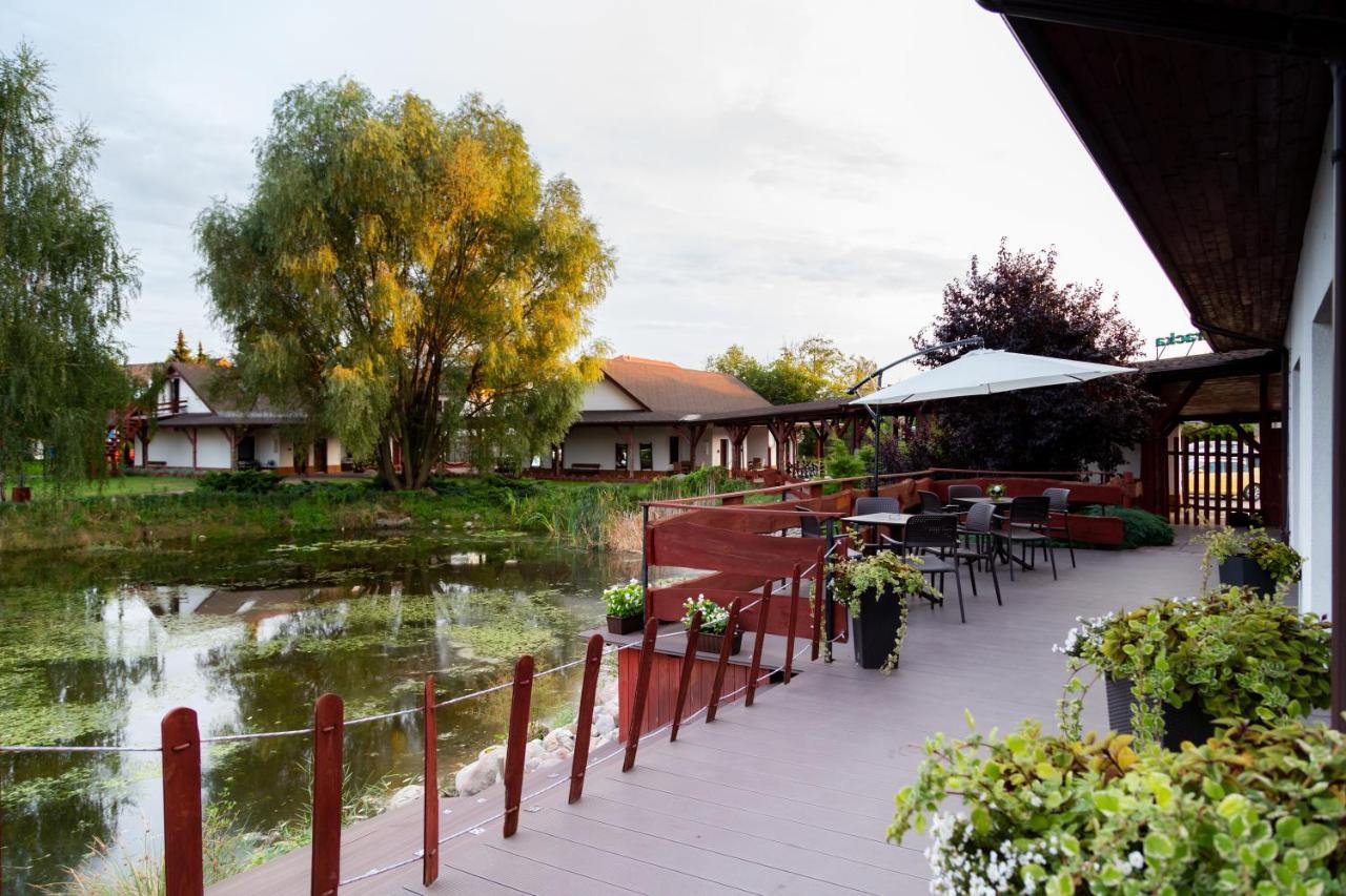 Hotel Nenufar Kościan Екстериор снимка